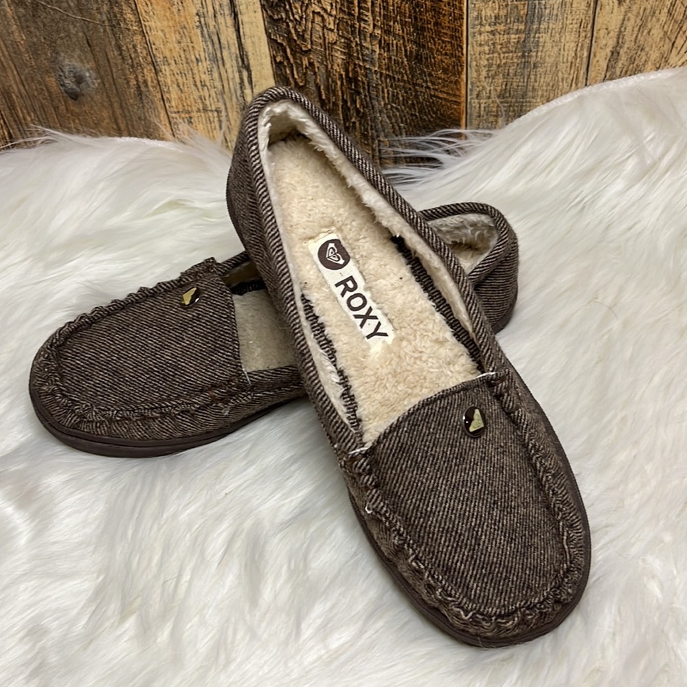 Roxy fleece lined size 6.5 brown slip on flats with a rubber sole. Never worn